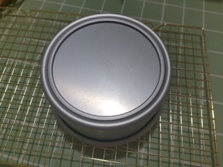 16、香葱肉松戚风蛋糕（6寸圆模）,烤好取出来震几下出热气，然后倒扣晾凉2小时以上