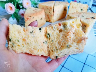 18、香葱肉松戚风蛋糕（6寸圆模）,掰开看看，组织细腻，能看得见肉松拉丝
