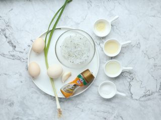 1、银鱼炒蛋, 准备好所有食材和调味。