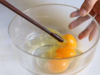 4、银鱼炒蛋,把三个鸡蛋打成蛋液。