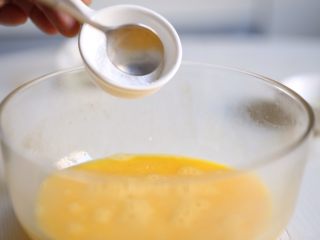 5、银鱼炒蛋,把盐、料酒、鸡精放入蛋液中。