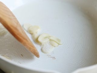 8、银鱼炒蛋,中火加热油至6成热，下蒜片炒出香味。