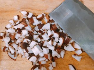 1、产后宜食 珍宝豆腐,洗净香菇 蟹味菇 切丁