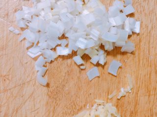 4、产后宜食 珍宝豆腐,葱姜切末