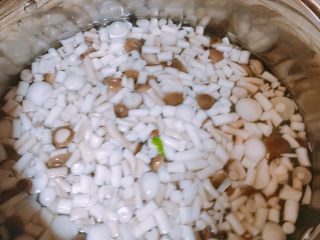 6、产后宜食 珍宝豆腐,蟹味菇、白玉菇切丁焯水备用