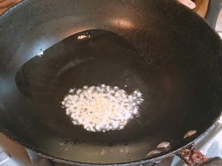 7、产后宜食 珍宝豆腐,锅中倒入少许橄榄油，放入葱姜末爆香