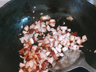 8、产后宜食 珍宝豆腐,放入香菇丁、蟹味菇丁、白玉菇丁 翻炒