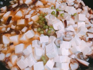 10、产后宜食 珍宝豆腐,放入豆腐及焯好的豌豆