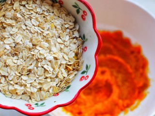 4、冬至美食 南瓜燕麦块,倒入燕麦。