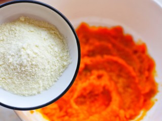 5、冬至美食 南瓜燕麦块,加入奶粉。