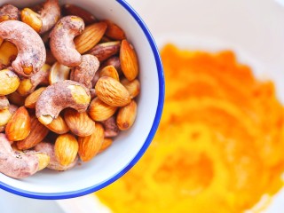 6、冬至美食 南瓜燕麦块,加入坚果。