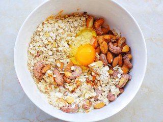 7、冬至美食 南瓜燕麦块,磕入鸡蛋。