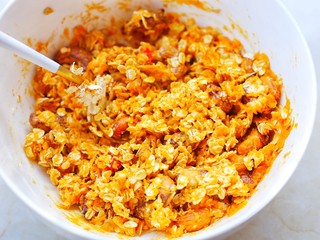 8、冬至美食 南瓜燕麦块,拌匀。