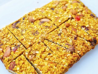 11、冬至美食 南瓜燕麦块,切块。