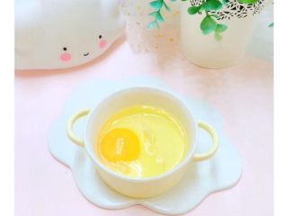 3、10+蔬菜蒸蛋,把鸡蛋打入碗里