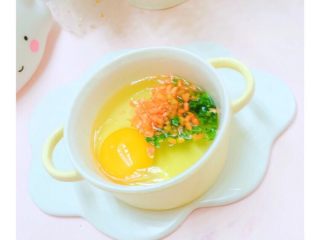 4、10+蔬菜蒸蛋,倒入胡萝卜????西兰花碎