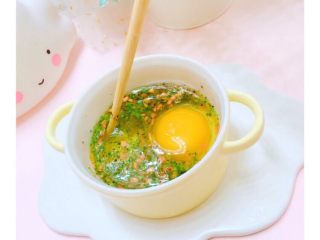 6、10+蔬菜蒸蛋,轻轻搅拌，注意只搅蛋清部位