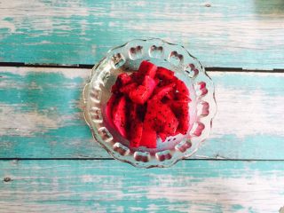 2、少女心爆棚+火龙果牛奶小方,取半个火龙果切小块