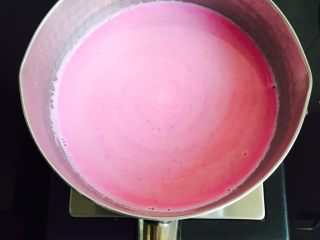 12、少女心爆棚+火龙果牛奶小方,将搅拌均匀后倒入锅中