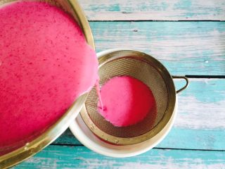 10、少女心爆棚+火龙果牛奶小方,过筛一遍会更细腻