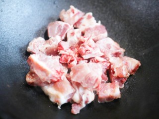 3、莲藕排骨汤,排骨洗净切块，放入锅中。