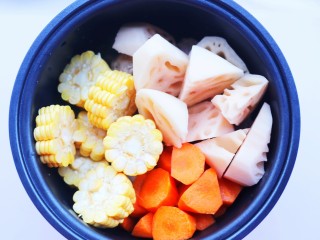 8、莲藕排骨汤,加入玉米莲藕胡萝卜。