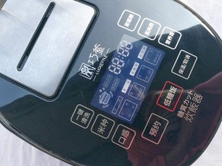 11、莲藕排骨汤,盖上开启蒸肉类模式，食用前下盐撒葱花即可。清甜可口的莲藕排骨汤做好