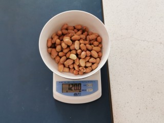 1、芝麻花生糖,食材称重