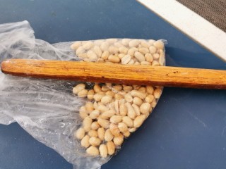4、芝麻花生糖,放入食品袋里  用擀面杖擀碎