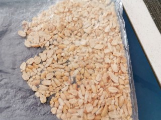 5、芝麻花生糖,不需要太碎  这样就可以了