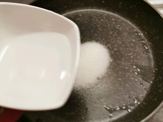 7、芝麻花生糖,加入清水