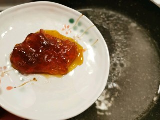 8、芝麻花生糖,放入麦芽糖 熬煮