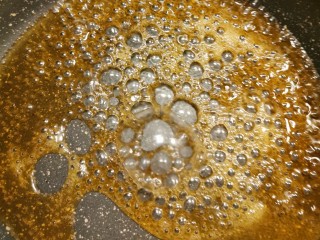 9、芝麻花生糖,开始起大泡泡 转小火