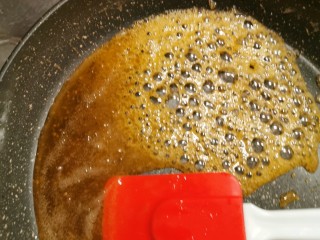 10、芝麻花生糖,慢慢变成小泡泡 继续翻炒