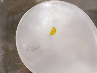 12、芝麻花生糖,用筷子蘸上糖浆向凉水中滴入一滴即刻变成僵硬的糖块  糖浆就熬好了