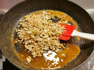 13、芝麻花生糖,花生碎倒入糖浆里