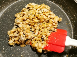 15、芝麻花生糖,趁热翻拌均匀让花生和芝麻与糖浆充分融合粘连  关火