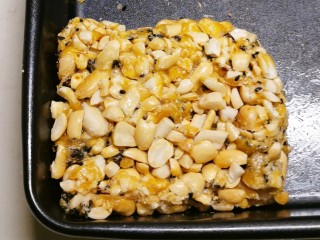 16、芝麻花生糖,烤盘提前刷一层食用油 倒入烤盘利用其中一个角 用锅铲压平塑型