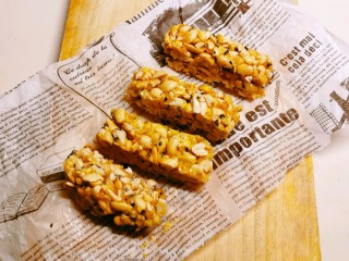 17、芝麻花生糖,还有些温热时 切块