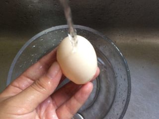 3、南瓜蛋黄泥（6个月+）,鸡蛋流水冲干净