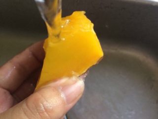 4、南瓜蛋黄泥（6个月+）,南瓜同样冲干净