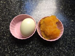 7、南瓜蛋黄泥（6个月+）,和南瓜放凉备用