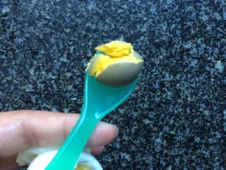 11、南瓜蛋黄泥（6个月+）,取三分之二蛋黄