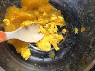 13、南瓜蛋黄泥（6个月+）,用勺子碾碎即可