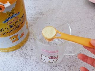 2、胡萝卜奶香小饼,温开水加入澳优能立多G4奶粉