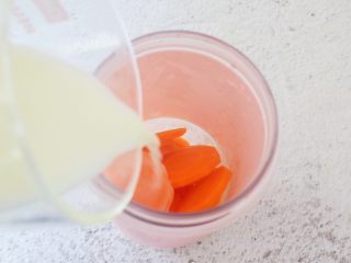 5、胡萝卜奶香小饼,把蒸熟的胡萝卜放入料理机中，加入白糖、配方奶打成泥