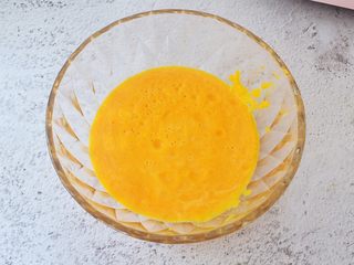 6、胡萝卜奶香小饼,倒入容器中