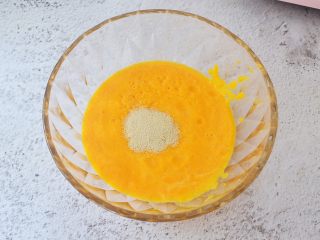 7、胡萝卜奶香小饼,晾至不烫手时加入酵母