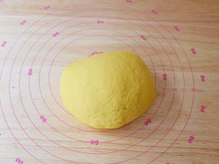 11、胡萝卜奶香小饼,再用手揉成光滑的面团