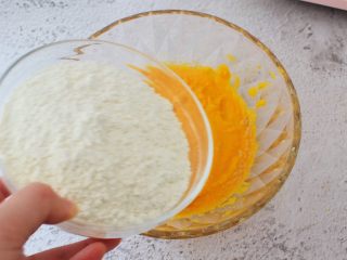 9、胡萝卜奶香小饼,再慢慢的加入面粉
